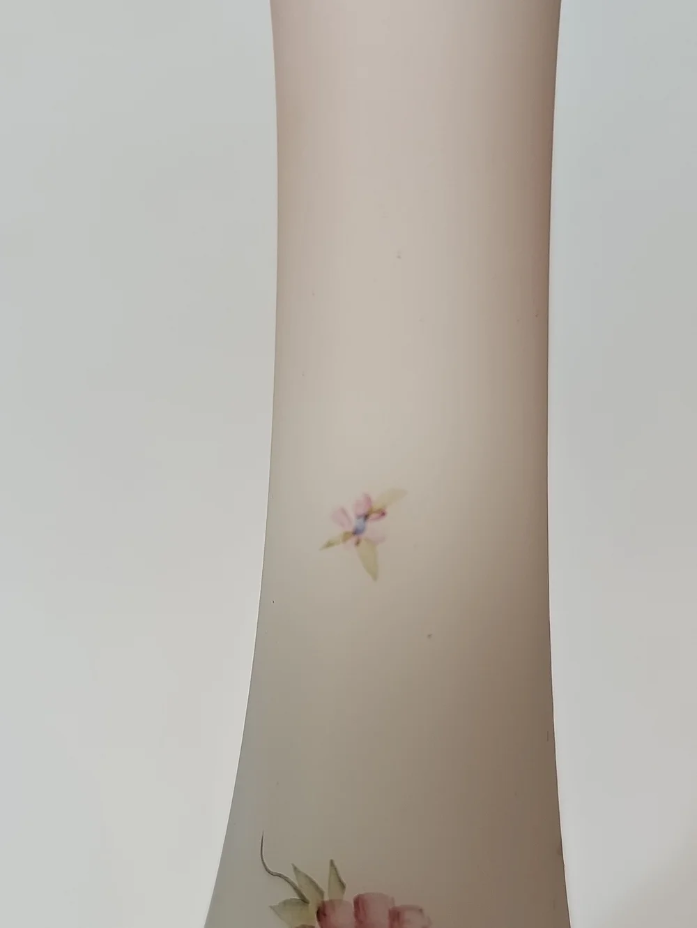 Vintage Fenton Romantic Country Berries + Blossoms White to Pink Swung Bud Vase